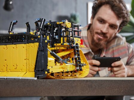 LEGO Huren Technic Cat&reg; D11 Bulldozer met app-besturing - 42131