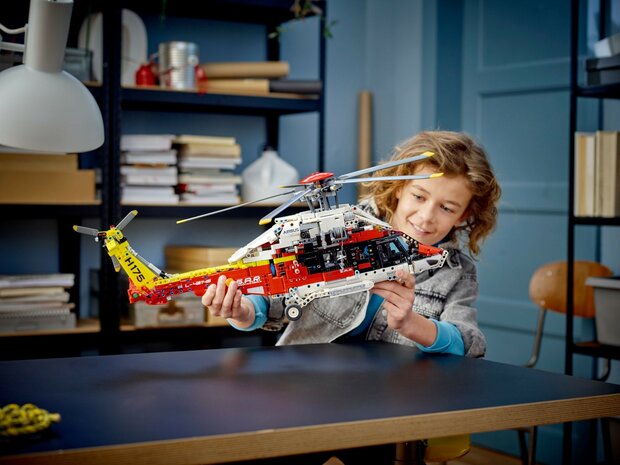LEGO Huren Technic Airbus H175 Reddingshelikopter - 42145